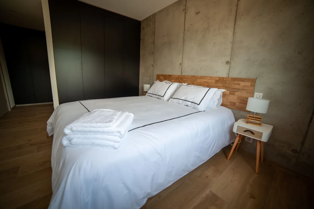 Chambre 2, détail literie et ambiance — Villa Corian