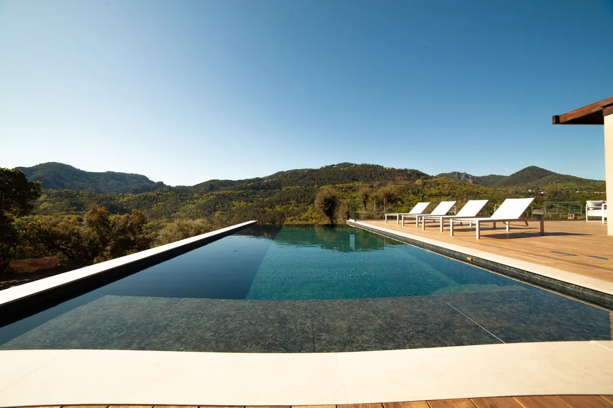 Piscine à débordement chauffée avec vue sur le massif de l'Estérel — Villa Corian